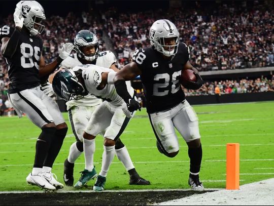 Carr’s Big Game Leads Raiders in 33-22 Offensive Clinic Against Eagles