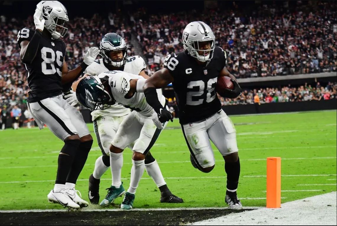 Carr’s Big Game Leads Raiders in 33-22 Offensive Clinic Against Eagles