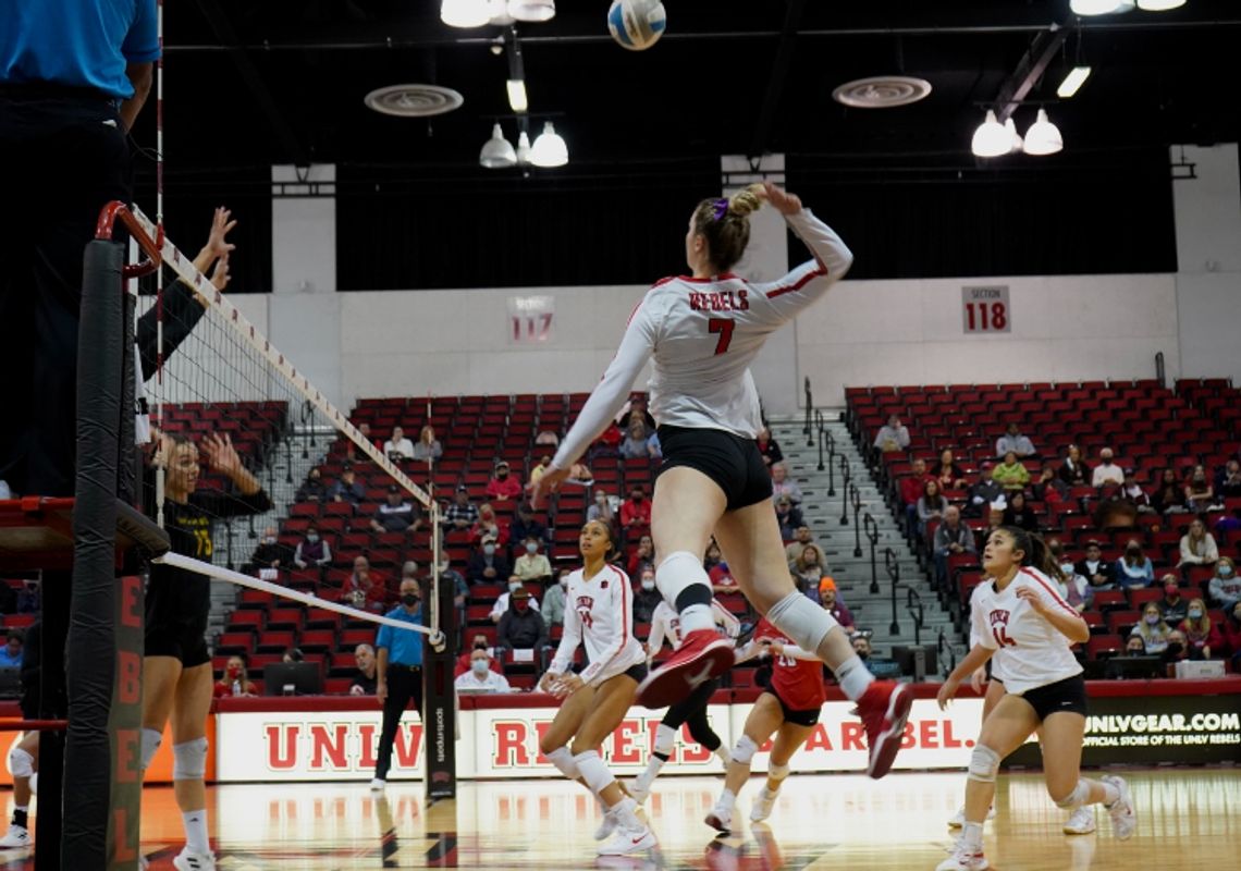 UNLV Volleyball Takes Down San Jose State in Three-Set Sweep 